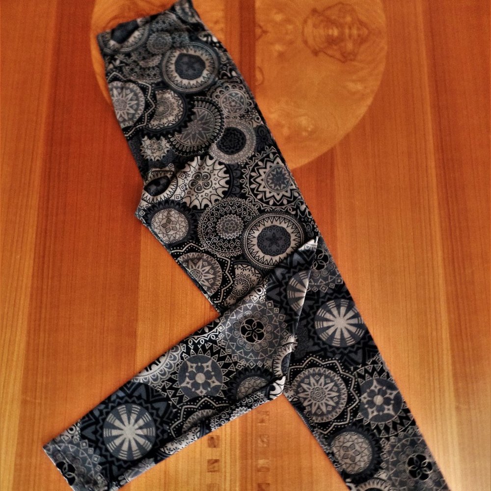 LULAROE! OS- LEGGINGS, MANDALA PATTERN